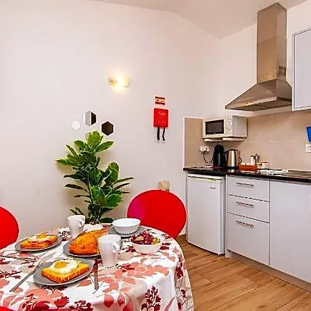 Hotel A38 - Rising Sun Top-floor Flat 2*