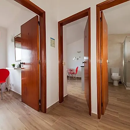 Hotel A38 - Rising Sun Top-floor Flat 2*