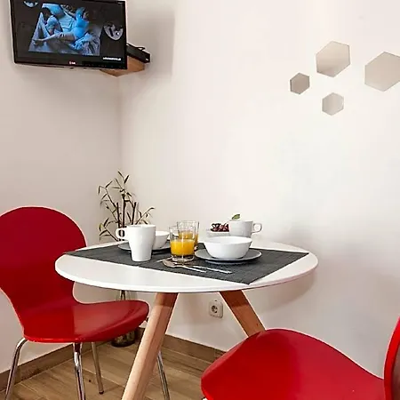 A38 - Rising Sun Top-floor Flat 2* Lagos