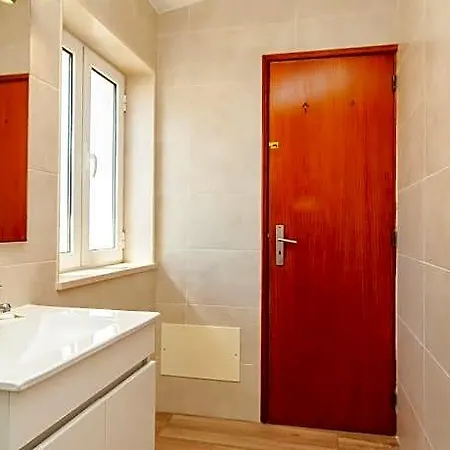 A38 - Rising Sun Top-floor Flat Hotel 2*